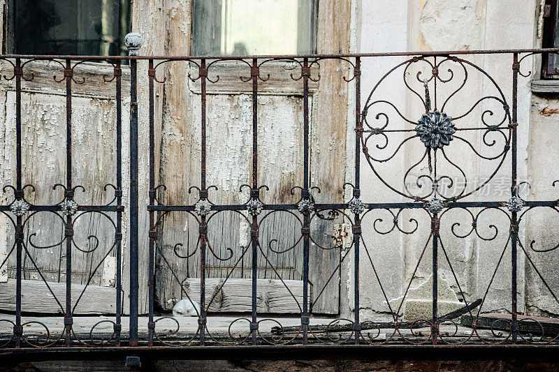 Old abandoned building balcony with forged decorative 元素